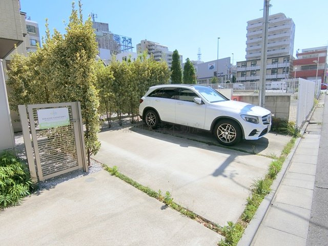 フロイデIの駐車場