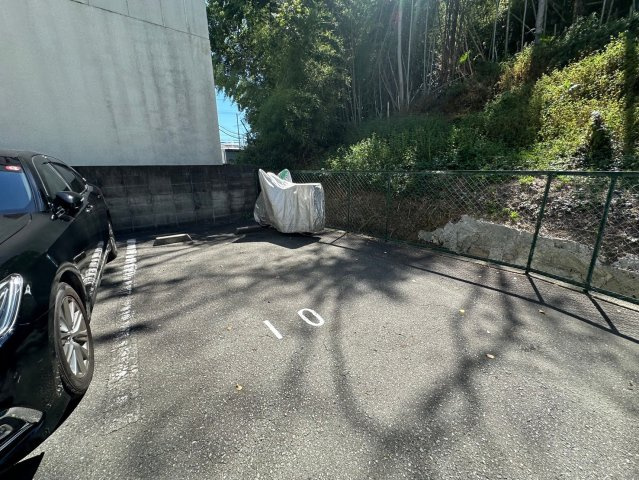 メゾンハピネスⅡの駐車場