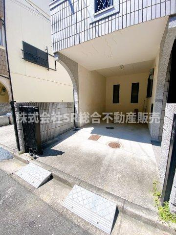 若江東町2丁目中古戸建の駐車場|お車をお持ちの方には必要な駐車場はビルトインガレージ（車種による）です！自転車・バイク置場としても使えます。