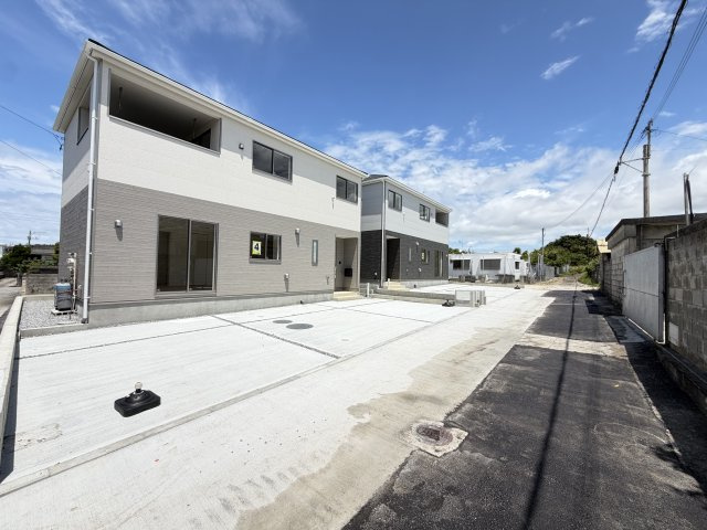 糸満市南波平　第2（全4棟）ラスト2号棟の前面道路含む現地写真|※東側公道3.8m～4.4m♪