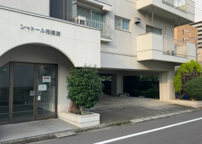 【外観】 | シャトール相模原 | 外観はマンション管理がされているかの目安になります。築年数が古いと、壁面は劣化してひび割れが生じることも！建物が古びていても細かいところが修繕されていると、きちんと管理されているなぁと感じるでしょう。