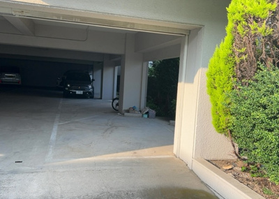 【駐車場】 | シャトール相模原 | 車一台あたりに必要なスペースは、標準サイズの普通自動車で横幅2m50cm、長さ5mは必要になります。ただし、乗降のことも考慮して横幅3m30cm、長さ5m50cmほどは確保できるところを選びましょう。