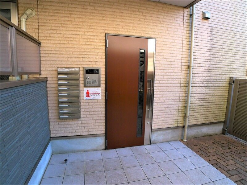 西東京市富士町２丁目のアパートのエントランス