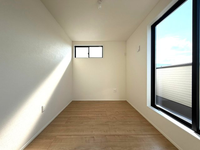 静岡市駿河区寿町3期　全2棟の洋室|バルコニーに面した居室は日当たり、風通し良好です♪