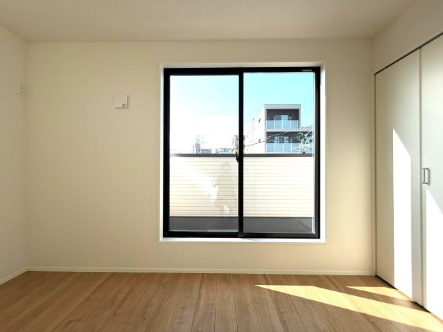 静岡市駿河区寿町3期　全2棟の洋室|やわらかな光が入る居室は明るく穏やかな時間が流れます♪