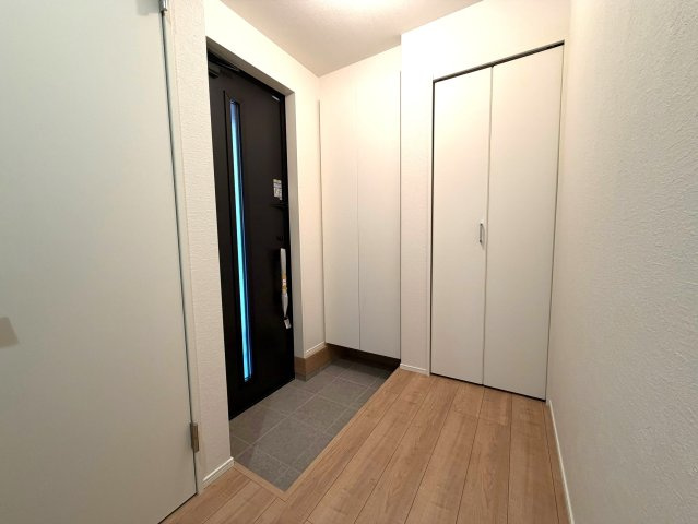 静岡市駿河区寿町3期　全2棟の玄関|清潔感のある玄関