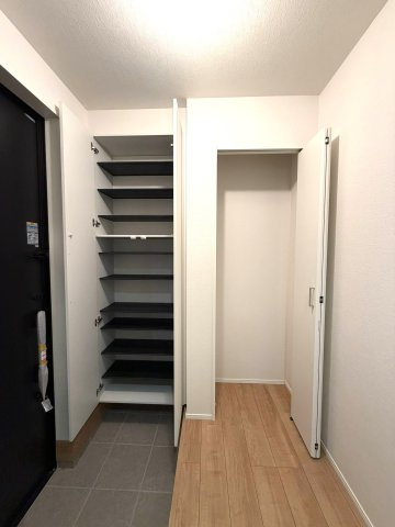 静岡市駿河区寿町3期　全2棟の収納|玄関にはシューズボックスが完備されており、ご家族みんなのお靴や小物をしっかり収納できます。