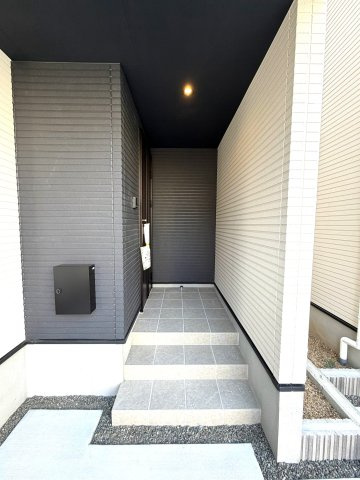 静岡市駿河区寿町3期　全2棟の玄関|ブラックのポストが付いたスッキリとした玄関。
