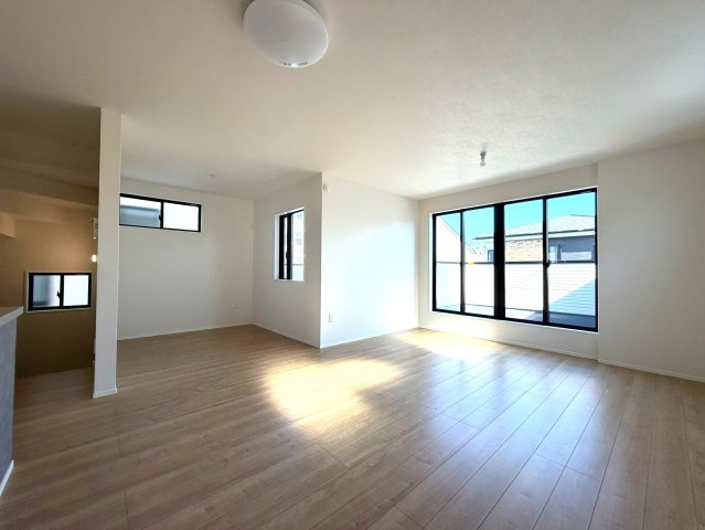 静岡市駿河区寿町3期　全2棟の居間・リビング|明るい光が差し込むリビングは自然と家族が集まる場所になりそうですね。