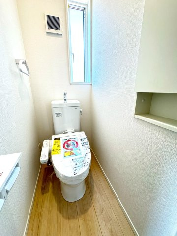 新築戸建て　清水町伏見第７　全５棟　１号棟のトイレ|各階にトイレがあるため、朝の支度もスムーズにすすみます。