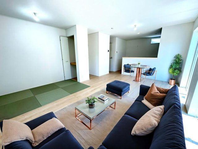 新築戸建て　清水町伏見第７　全５棟　１号棟の居間・リビング|※掲載写真の家具はAIで配置したイメージです。
実際の販売価格に家具・家電は含まれません。