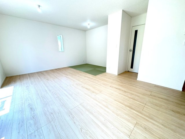 新築戸建て　清水町伏見第７　全５棟　１号棟の居間・リビング|明るい光が差し込むリビングは自然と家族が集まる場所になりそうですね。