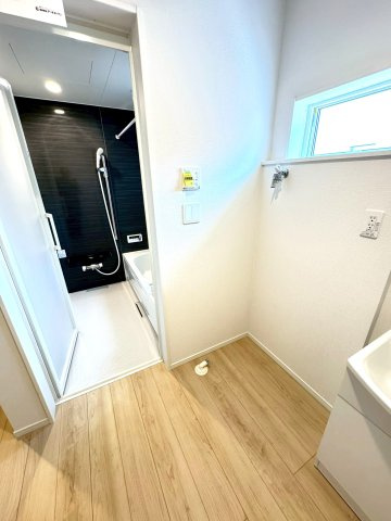 新築戸建て　清水町伏見第７　全５棟　１号棟の洗面所|明るい洗面脱衣室。