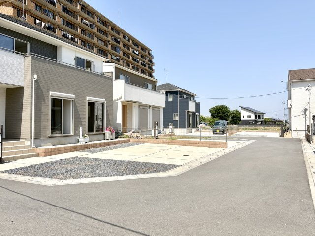 【前面道路含む現地写真】 | 熊谷市村岡　中古戸建