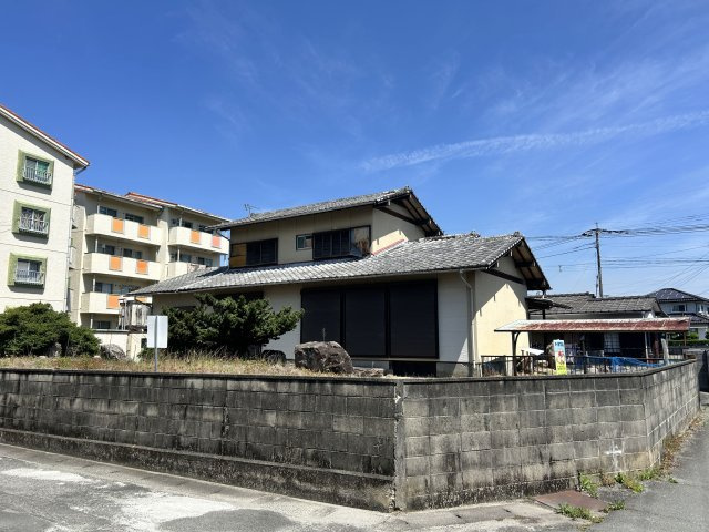 【外観】 | 草木売地 | 道路より一段高く開放感あり！駅近ながら静かな住環境です。