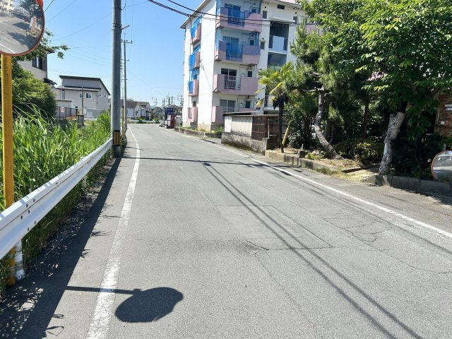 【前面道路含む現地写真】 | 草木売地 | 駅徒歩圏内の閑静な住宅街。お車の出し入れもスムーズな前面路