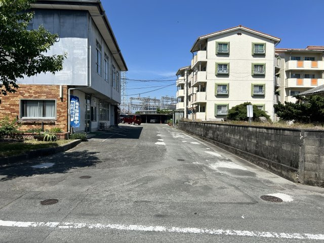 【前面道路含む現地写真】 | 草木売地 | 駅近で前面道路もすっきり広々！お車の出し入れもスムーズ。