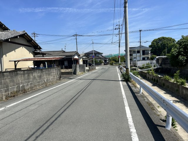 【前面道路含む現地写真】 | 草木売地 | 前道から一段上がった設計。プライバシーと防犯性に優れた立地