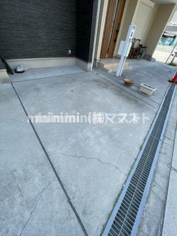 千本中2丁目貸家の駐車場