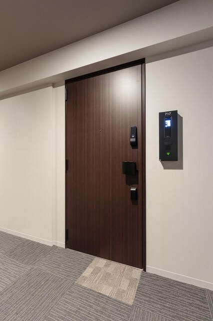 パークアクシス横浜伊勢佐木町通りの玄関