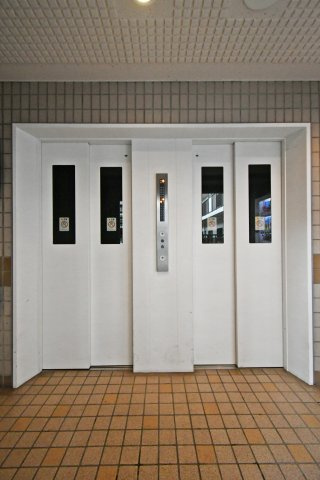 ライオンズガーデン久喜壱番館のその他共用部分|エレベーターは2基設置されております!朝のラッシュの時間帯にも安心ですね！大荷物を抱えているときやお子様やワンちゃんを抱っこしているときでも楽々昇降できます♪