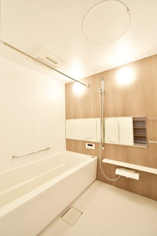 ライオンズガーデン久喜壱番館の浴室|雨で外に干せない日でも部屋干し特有の臭いを防げる、浴室乾燥機付きの物件です。綺麗に整備された中古マンションで清潔感を感じます。ゆったりとしたくつろぎの空間のある、4LDKの物件です。