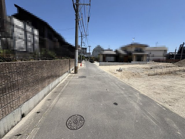 【その他】 | 春日市桜ヶ丘6丁目2期　3号棟（全4棟）【仲介手数料無料・0円】 | 現地写真。前面道路です。