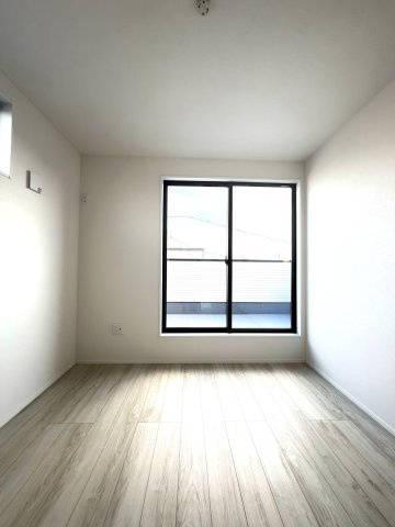 静岡市駿河区寿町3期　全2棟の洋室|バルコニーに面した居室は日当たり、風通し良好です♪