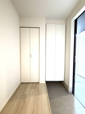 静岡市駿河区寿町3期　全2棟の玄関|清潔感のある玄関