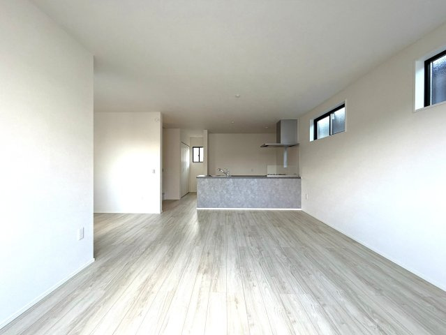 静岡市駿河区寿町3期　全2棟の居間・リビング|明るい光が差し込むリビングは自然と家族が集まる場所になりそうですね。