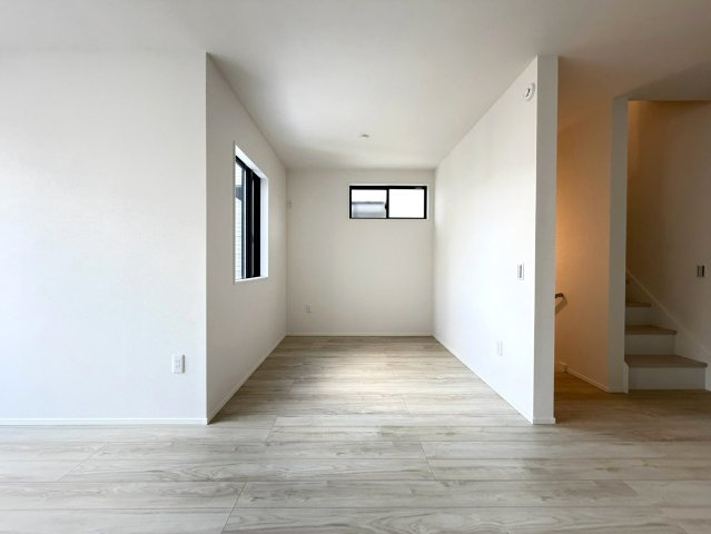 静岡市駿河区寿町3期　全2棟の居間・リビング|どんなインテリアも馴染む白を基調としたリビング。