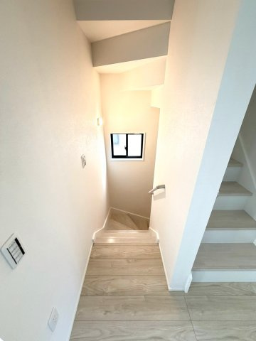 静岡市駿河区寿町3期　全2棟のその他|ご家族が顔を合わせるタイミングが増えるリビング階段。