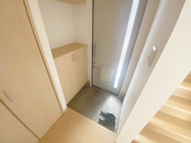 すみれテラスF棟の玄関