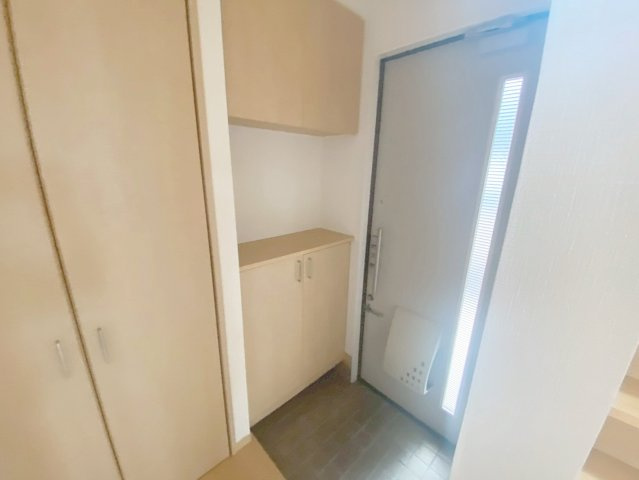 すみれテラスF棟の玄関