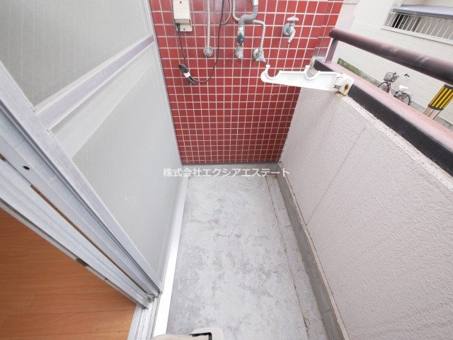 大阪市阿倍野区松虫通１丁目の賃貸マンションのバルコニー
