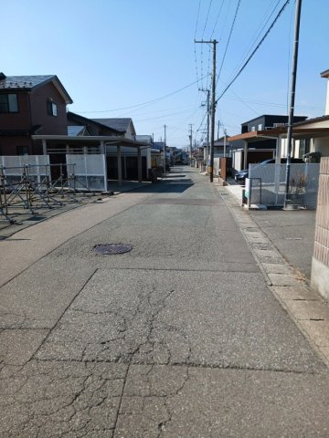 【前面道路含む現地写真】