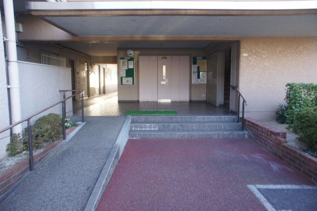 ファミール広島Ａ棟のエントランス