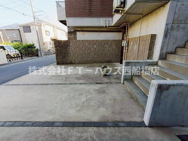 スカーラ上山の駐車場