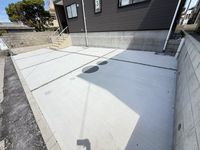 糸満市南波平　第2（全4棟）3号棟の駐車場|3号棟　並列駐車3台完備♪EV車充電設備付き♪