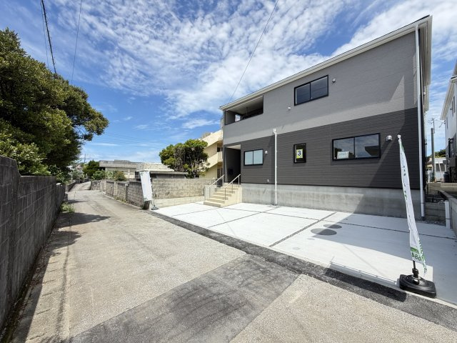 糸満市南波平　第2（全4棟）3号棟の前面道路含む現地写真|※南側公道4m♪