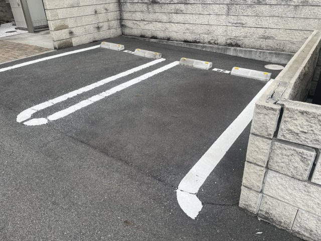 ローヤルヴィラ勝原の駐車場