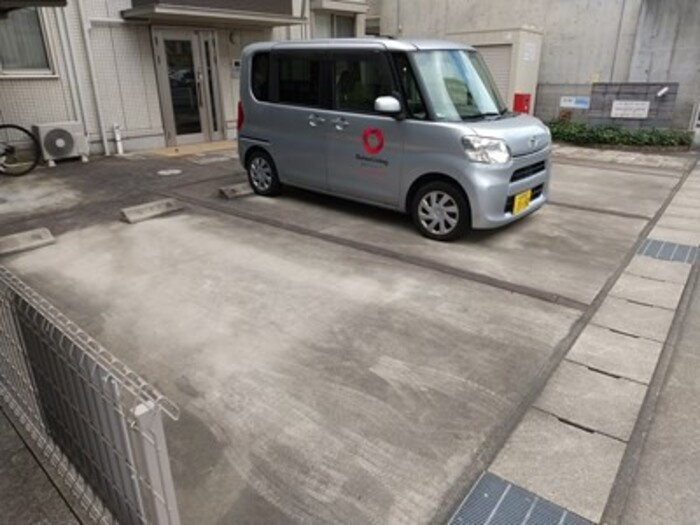 ローズコート鳴海の駐車場