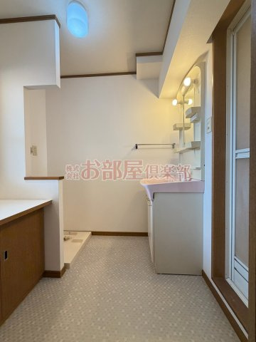 DCフラットの洗面所|明るい洗面所です