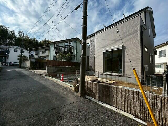 ４２１５市川市下貝塚１９期１棟の前面道路含む現地写真