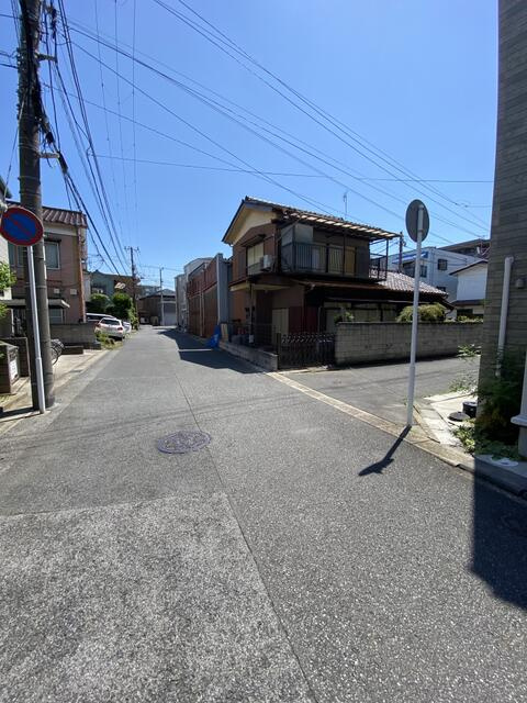 市川市伊勢宿の中古一戸建の前面道路含む現地写真|前面道路