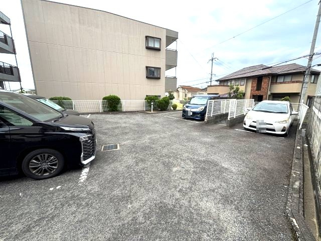 プラザエクシードの駐車場