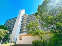 【外観】 | のむら貝塚ガーデンシティ弐番館☆仲介手数料無料☆ | 広大な敷地内に豊かな植栽が配された、緑豊かな住環境が魅力です。小さなお子様がのびのびと遊べるスペースがあり、敷地内という安心感の中で子育てを楽しめます。