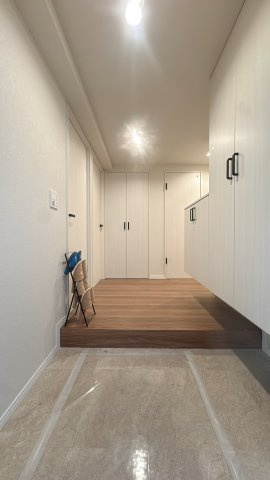 【玄関】 | のむら貝塚ガーデンシティ弐番館☆仲介手数料無料☆ | 収納力のあるシューズボックスを備えたスッキリとした玄関。落ち着いた内装が、住まいの顔としてお客様や家族を優しく迎え入れます。毎日を気持ちよくスタートできる、清潔感のある空間です。