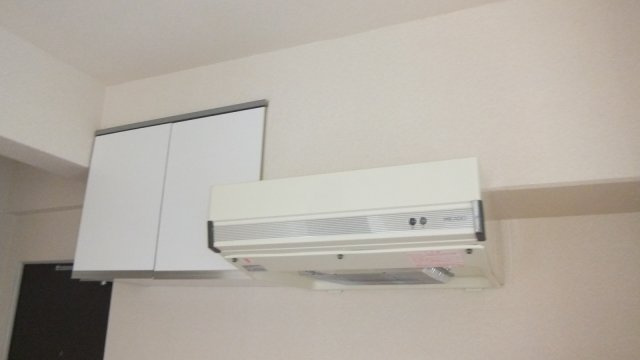 JLBグランエクリュ西船橋のキッチン|換気扇と食器棚です