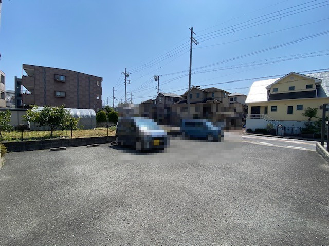 ドミールFの駐車場